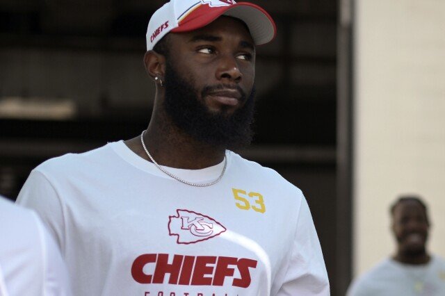 Chiefs 'BJ Thompson tỉnh táo và phản ứng sau khi mắc động kinh, rơi vào ngưng tim