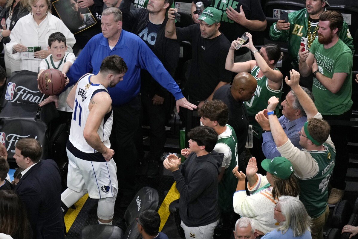 Luka Doncic's Triple-Double không đủ để giúp Mavericks tránh được khoảng cách 2 trận trong trận chung kết NBA với Boston